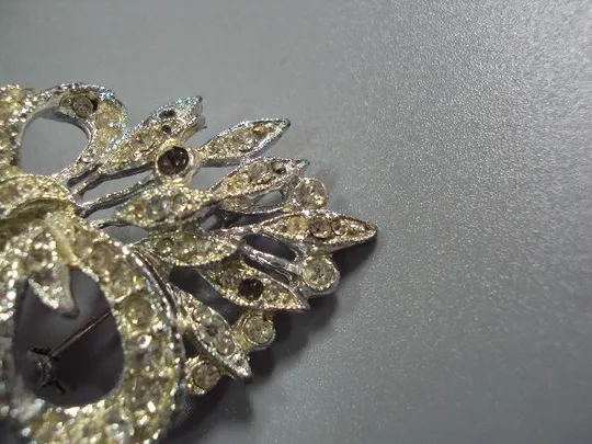 бижутерия брошка брошь бантик букет бант 5,2 см (нет некоторых камушков) №10855 Де купити