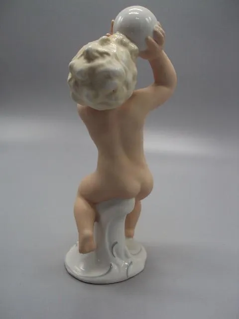 Фигура фарфор Германия Schaubach Kunst путти мальчик с шаром Кунст ребенок кидает шар 18,5 см №14343 Інтернет-аукціон