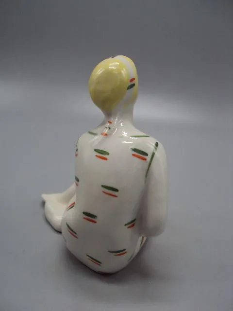 Фигура фарфор статуэтка Киев девушка сидит любуется высота 12,5 см №68 Недорого