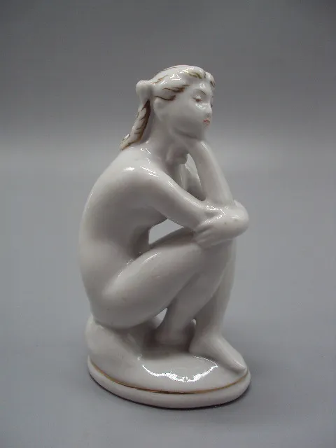 Фигура фарфор статуэтка ЛФЗ пляжница обнаженная девушка сидит думает ню высота 11,2 см №15510 З аукціону