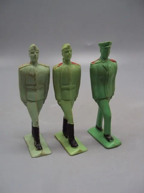 Детские игрушки фигурки солдаты и офицер подготовка к параду колкий пластик ссср лот 3 шт №15362 Ціна