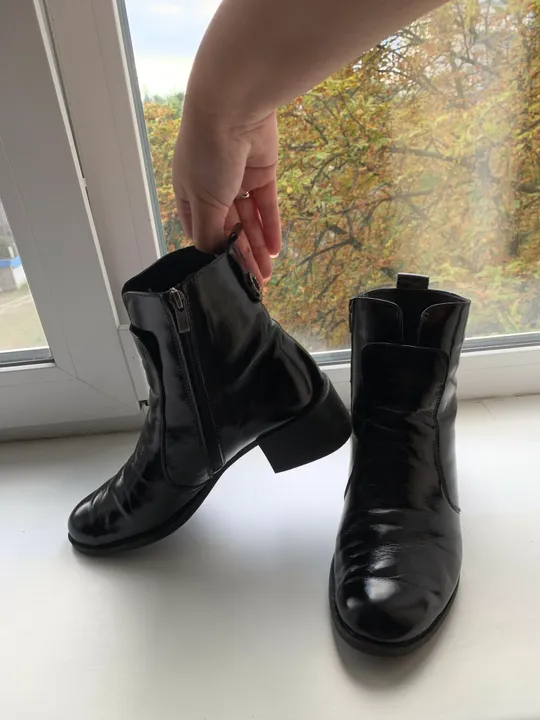 Чобітки шкіряні жіночі лакові Ціна