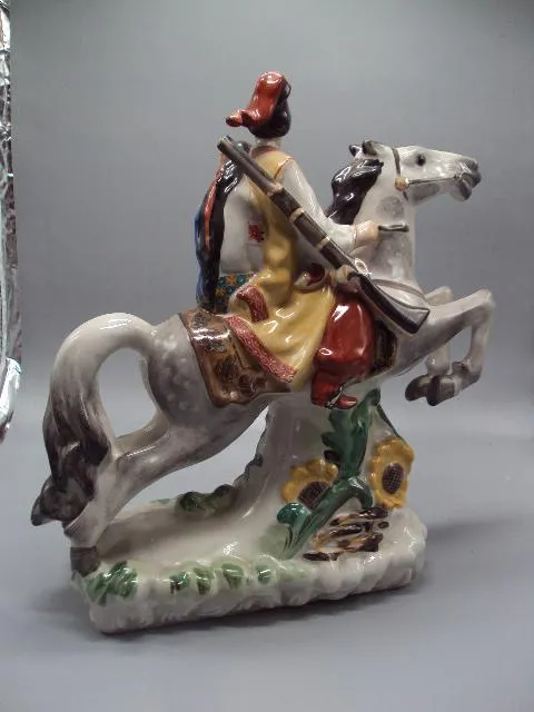 Фигура фарфор статуэтка Киев влюбленные козак с девушкой на коне казак с ружьем высота 34 см №216 Недорого
