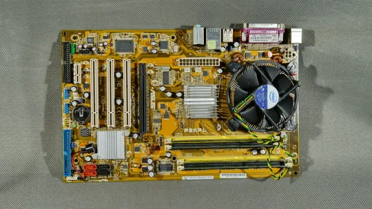 материнская плата LGA775 ASUS P5KPL + процессор Quad Q8200 + 4Gb DDR2 + видеокарта GF 8600 Де купити