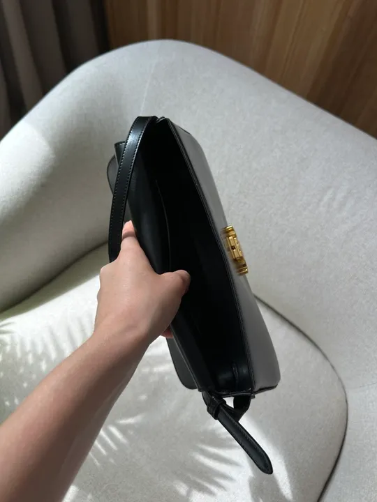 Сумка жіноча Celine Medium Lola Bag in Shiny Calfskin Black/Gold  991011 На торгах