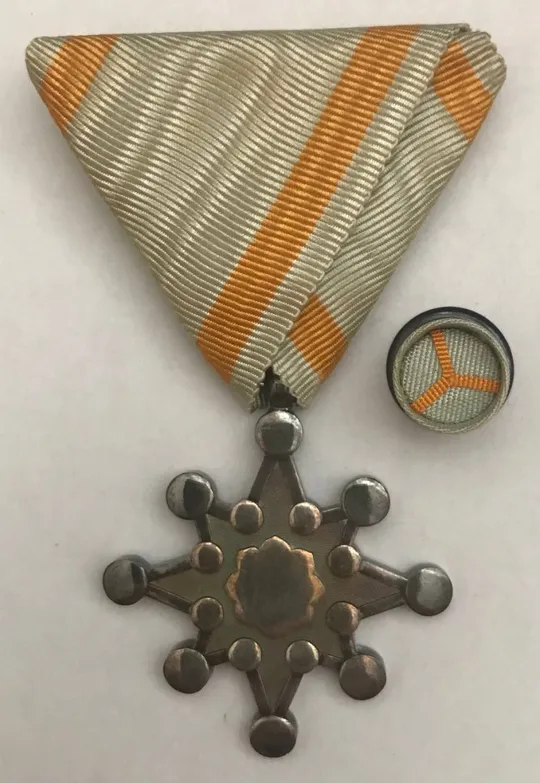 Купити Орден Священного Сокровища 8 класса (степени)для мужчин в коробке.勲八等瑞宝章.Состояние СУПЕР.