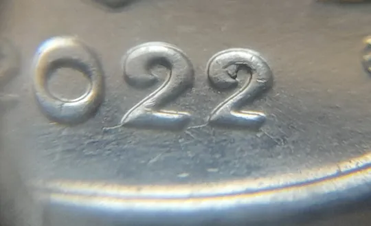 (5584) 10 копійок 2022 різновид викрошки у третій цифрі "2" слова "2022" на аверсі (10 копеек 2022 брак) Ціна