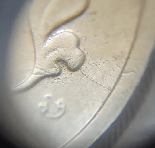 Купити (8217) 10 копійок 2005 розкол від канту до правого нижнього листка на аверсі (10 копеек 2005 брак)