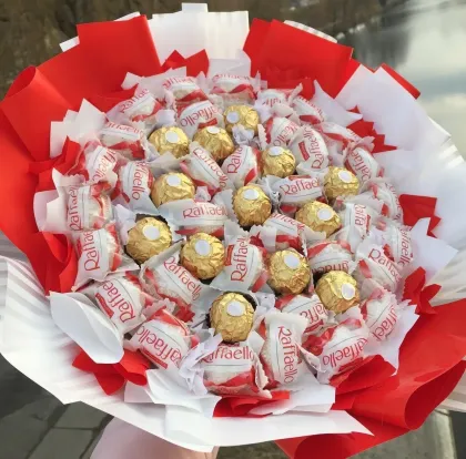 фото, Яскравий букет з цукерок Raffaello Рафаелло і Ferrero Ферреро Роше, в руку солодкий подарунок червоний
