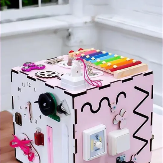 Бизикуб 30x30x30см, 33 элемента, Розовый (Развивающий бизиборд для детей) Де купити