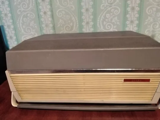 Раритетный магнитофон  Philips. 1960 г. Де купити