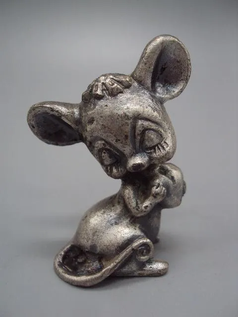 Фигура миниатюра статуэтка Европа мышка металл мышонок с сердечком высота 5,6 см №50 Ціна