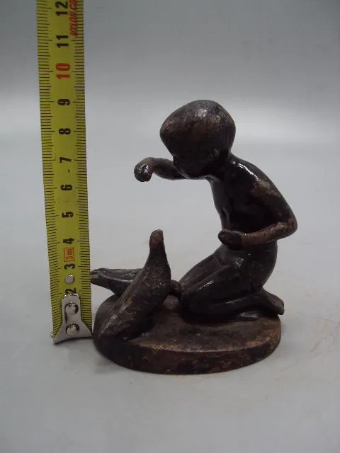 Фигура чугун статуэтка мальчик кормит голубей мальчик и голуби высота 8,8 см №13795 Недорого