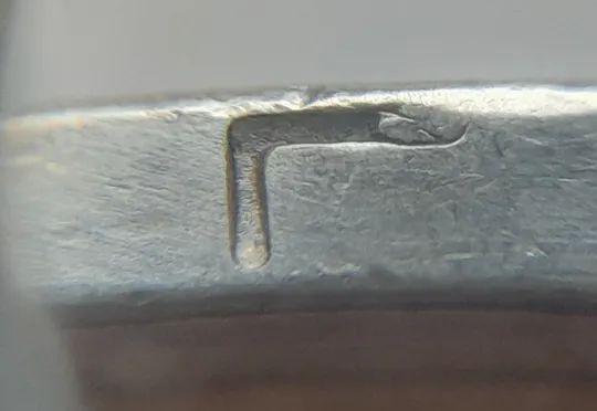 (5174) 1 гривня 2006 викрошки у букві "Г" слова "ГРИВНЯ" та цифрі "2" слова "2006" на гурті ( 1 гривна 2006 брак) Ціна