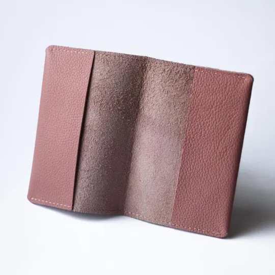 Купити Обкладинка для паспорта з вашим ім&#039;ям,рожева з перфорацією та позолотою.