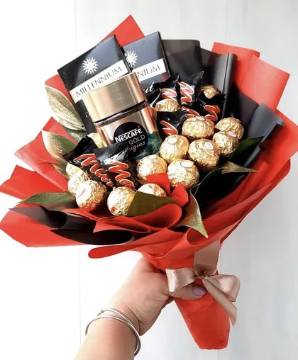 фото, Букет з цукерок Ferrero Ферреро Роше, Mars, шоколаду Millennium і кавою Nescafé Gold 190 г. червоний