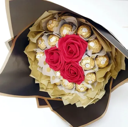 фото, Букет з цукерок Ferrero Rosher Ферреро (16 шт.) і живих троянд (3 шт.) подарунок коричневий