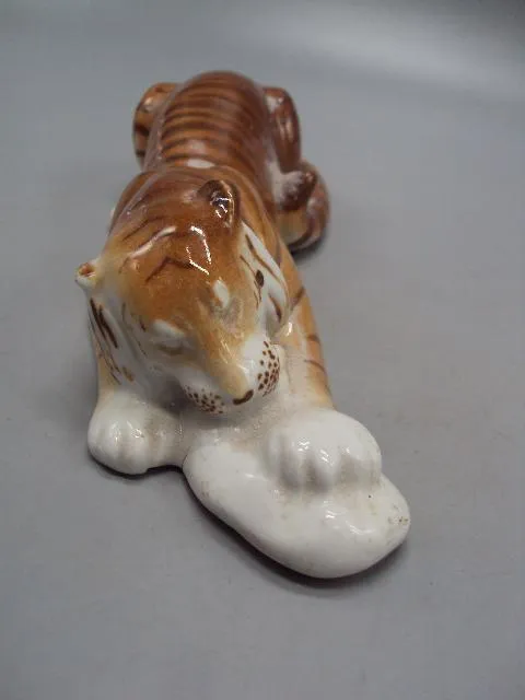 Фигура фарфор статуэтка ЛФЗ тигр с мясом ест мясо высота 5,3 см, длина 20,4 см (есть трещина) №10573 Характеристики