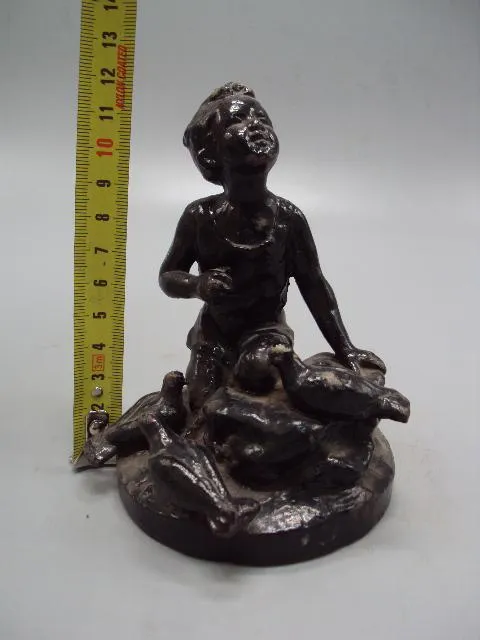 Фигура чугун Свердловск статуэтка мальчик кормит голубей мальчик и голуби высота 12 см №13793 Продаж