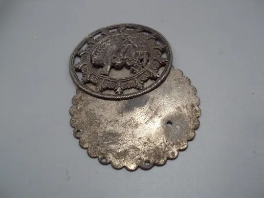 Накладка деталь запчасть подвес узор замок дворец и кавалер рыцарь металл диаметр 5,2 см №15090 Продаж