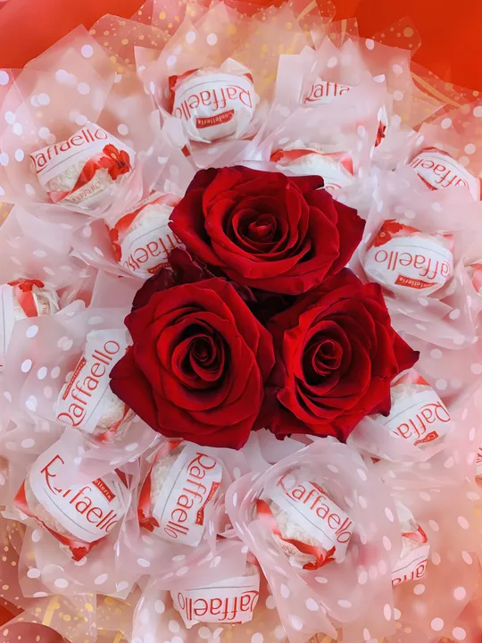 Букет з цукерок Raffaello Рафаелло (17 шт.)  і живих троянд (3 шт.) оригіннальний подарунок червоний З аукціону