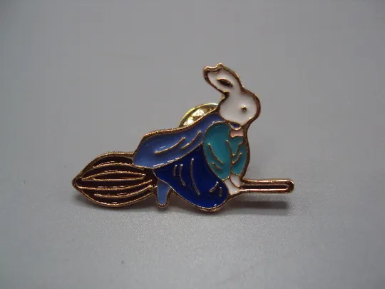 Значок пін білий кролик зайчик на мітлі зайка відьма Bunny rabbit witch знак брошка №18443 Ціна