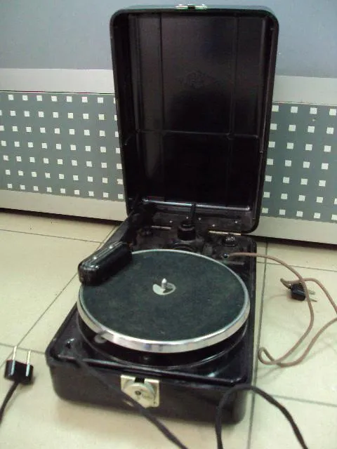 Электрический патефон электропатефон проигрыватель Завод №615 ссср №11498 З аукціону