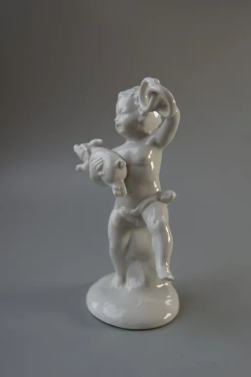 Фигура фарфор статуэтка Германия Wagner and Apel путти мальчик с поросенком свинкой 15,3 см №10052 Продаж