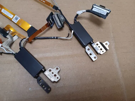 Купити номер1055-15 петлі кріплення зі шлейфами матриці DC02C00GG00 і web камери DC02002VX00 0VKTR1 для Dell XPS 15 9575 5530  2in1  оригінал