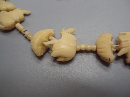 Бижутерия бусы в один ряд ожерелье камень слоны длина 40,4 см под реставрацию №15863 На торгах