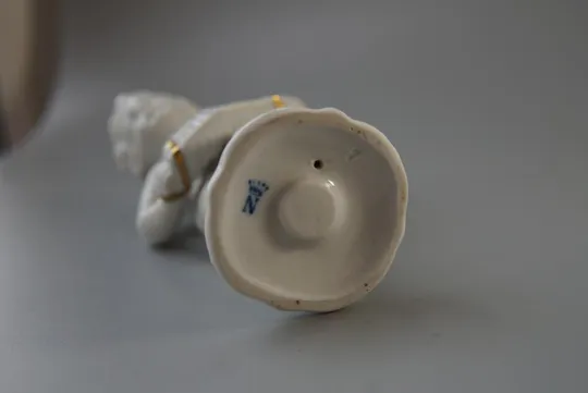 Фигура фарфор Каподимонте Италия путти мальчик с гармошкой клеймо корона N Capodiмonte 15,3см №10053 Де купити