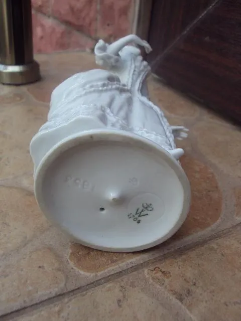 Фарфоровая фигура Валлендорф девушка дама в платье Валендорф 19 см (на пальцах склейка) №3211 Де купити