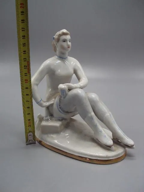 Купити Фигура фарфор статуэтка ЛФЗ фигуристка девушка сидит на коньках конькобежка высота 16,8 см №14458