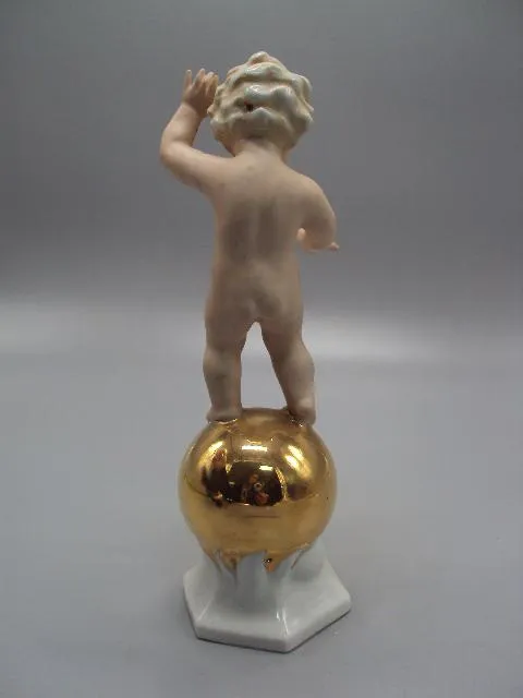 Фигура фарфор статуэтка Германия путти мальчик ребенок на золотом шаре высота 20,5 см №14342 Характеристики