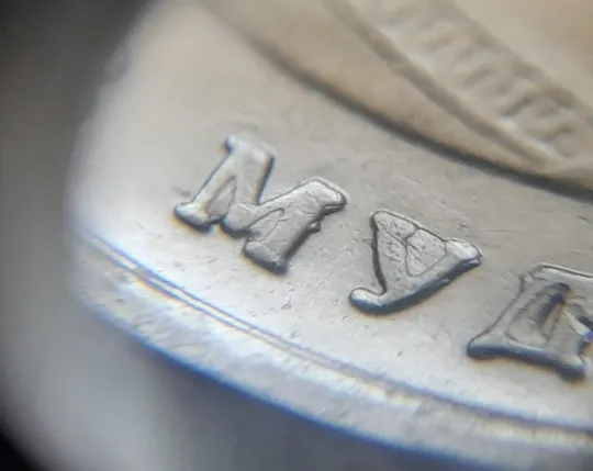 (8073) 2 гривні 2022 гарні викрошки на реверсі на буквах "...АВ МУДРИЙ" (2 гривні 2022 брак) З аукціону