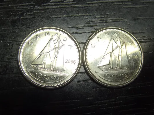 Купити 10 центів 2006 Канада (два різновиди) різні мітки під портретом Королеви