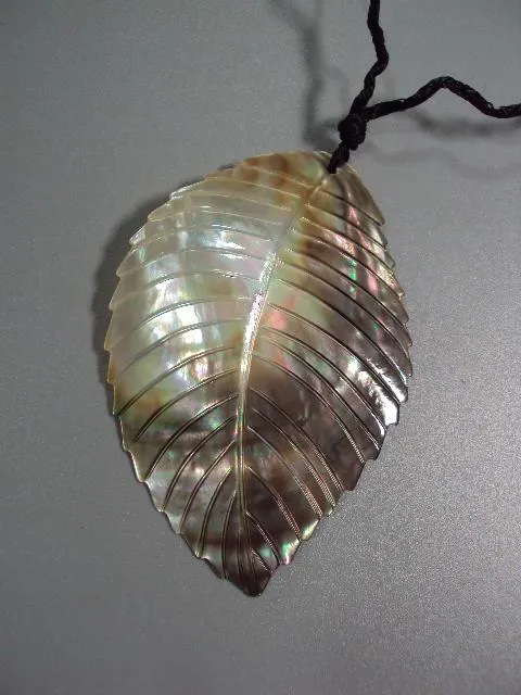 Купити Бижутерия подвеска кулон лист листочек листик перламутр на шнурке длина 9 см №11253м