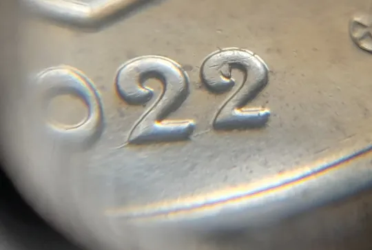 (5782) 10 копійок 2022 різновид викрошки у третій цифрі "2" слова "2022" на аверсі (10 копеек 2022 брак) Ціна