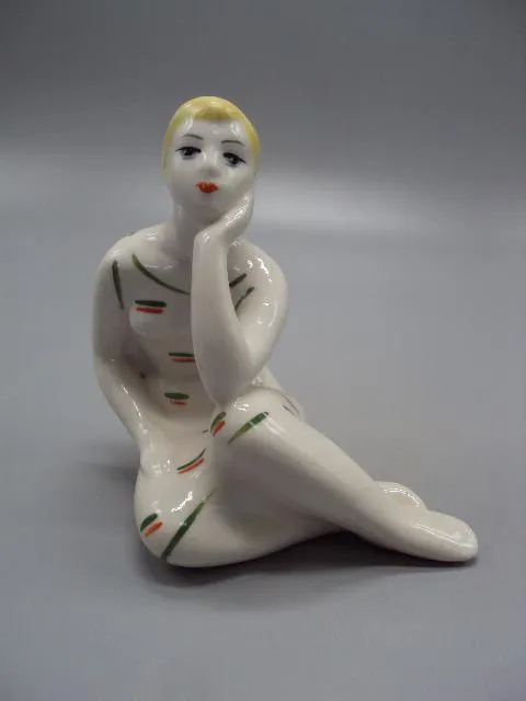 Фигура фарфор статуэтка Киев девушка сидит любуется высота 12,5 см №68 Ціна