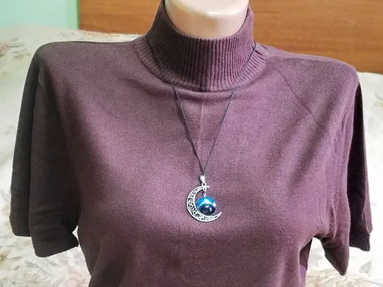 Кулон Місяць сріблястий металевий з блакитною вставкою біжутерія Вживане Недорого