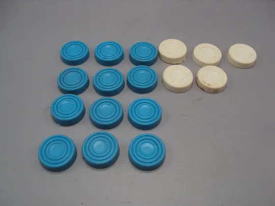 Шашки голубые 12 шт и белые 5 шт пластик №15975 Ціна