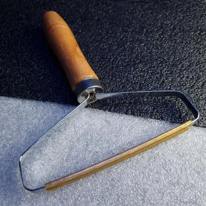 фото, Щітка-скребок для видалення шерсті та ворсу з килимів, одягу і меблів