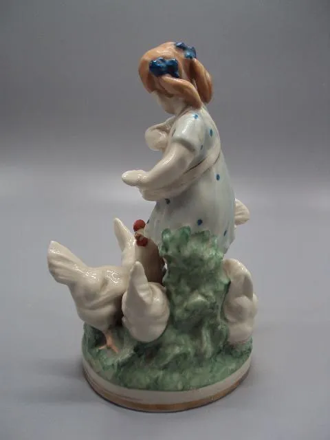 Фигура фарфор статуэтка Минск девочка кормит кур кормящая курей птиц высота 18,5 см №14455 Недорого