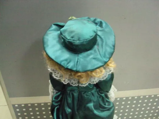 фарфоровая кукла в зеленом платье и шляпке 38 см №2939 Інтернет-аукціон