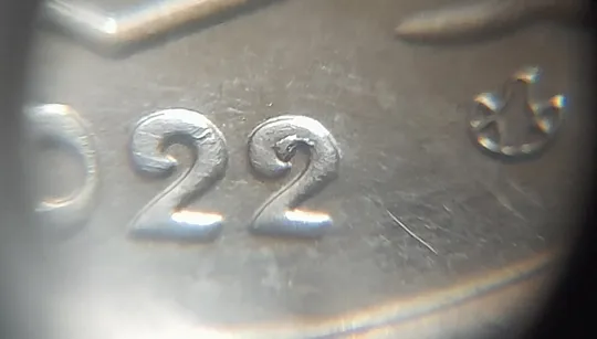 (6946) 10 копійок 2022 різновид викрошки у третій цифрі "2" слова "2022" на аверсі (10 копеек 2022) Ціна