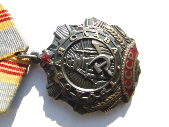 Орден Трудовая Слава  - 3  степени  № 485 319 награждения 1982 гг. на Супрун Л. И.  Следы  носки  отсутствуют. в Україні