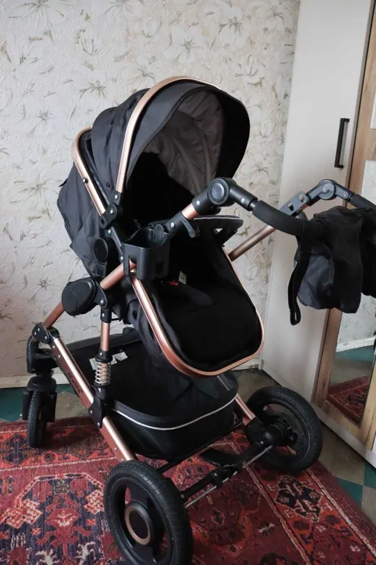 Купити Універсальна коляска 2 в 1, яка підходить для різних умов і віку дитини. Колір моделі — чорний з глянсовою рамою.