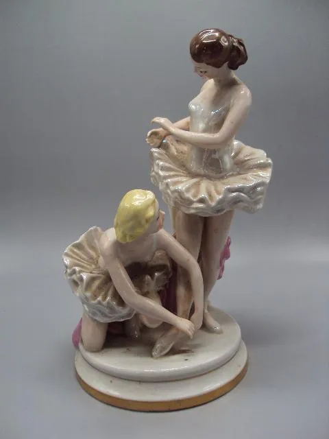 Фигура фарфор статуэтка Киев балет балерины завязывают пуанты высота 27,8 см №1292 Ціна