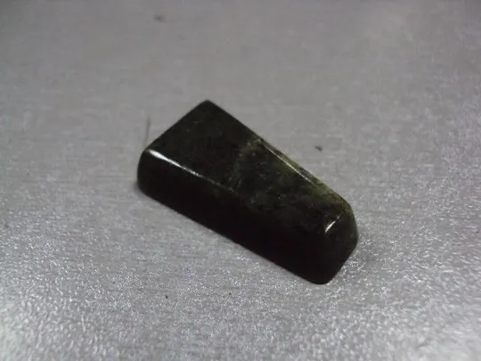 Камень яшма для ювелирных изделий вес 4 г размер 6,5 х 30 х 9,5 х 16,5 мм №13290 Ціна