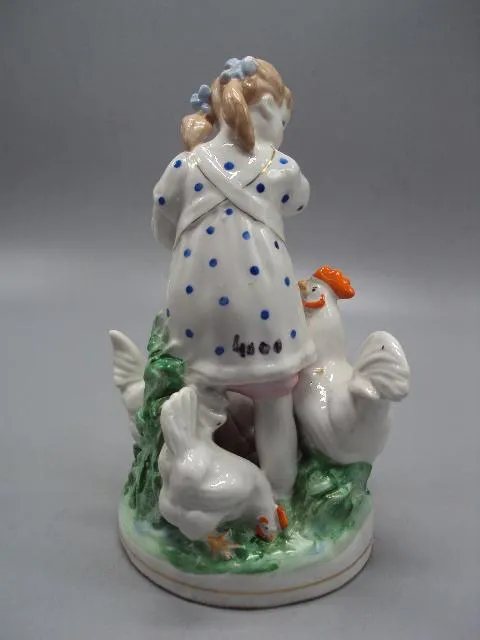 Купити Фигура фарфор статуэтка Дулево девочка кормит кур кормящая курей птиц высота 18 см №14288